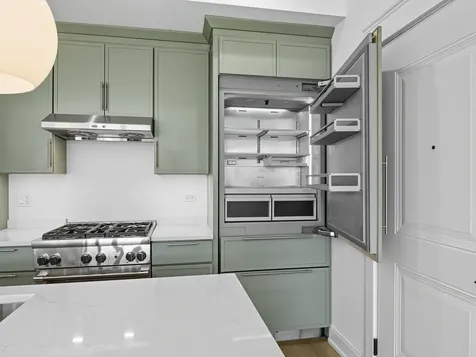 2471 North Clybourn Avenue Chicago IL 60638
