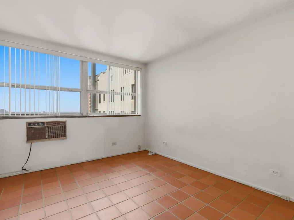 5530 South Shore Drive Chicago IL 60637