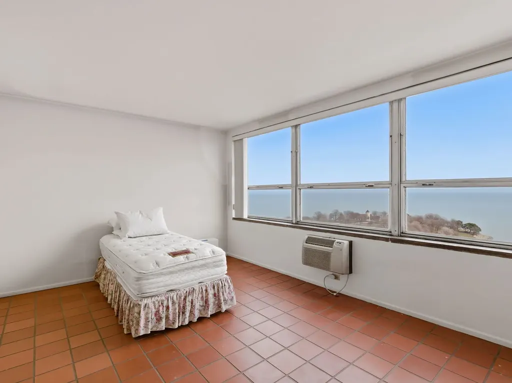 5530 South Shore Drive Chicago IL 60637