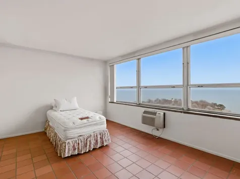 5530 South Shore Drive Chicago IL 60637