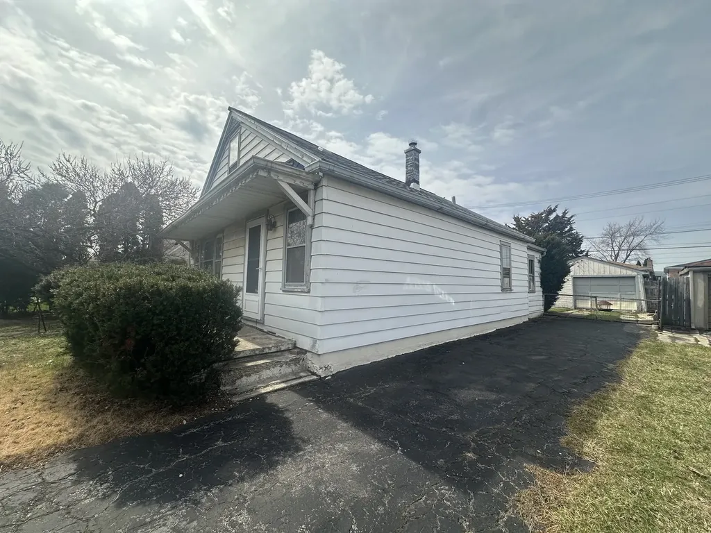 7712 New Castle Avenue Burbank IL 60459