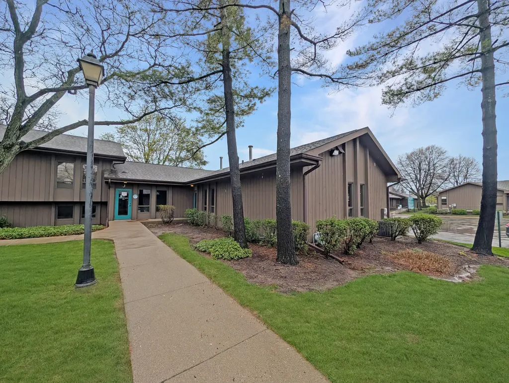 4302 Unit J/H West Crystal Lake Road Mchenry IL 60050