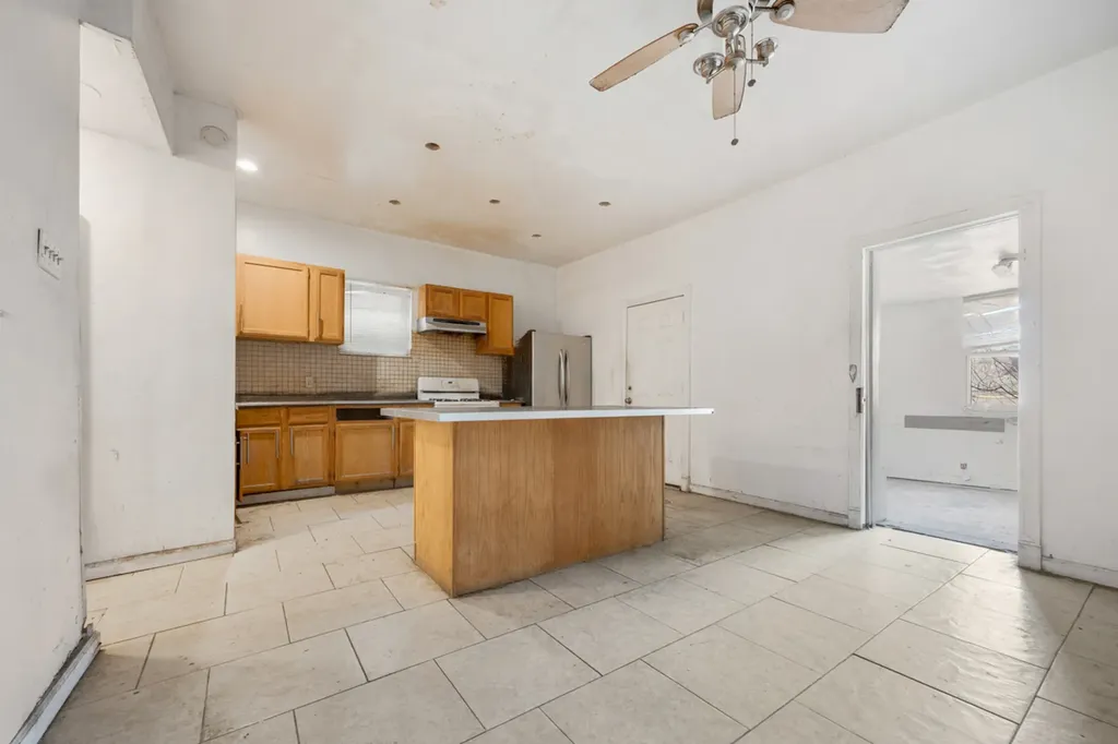 7241 South Yale Avenue Chicago IL 60621