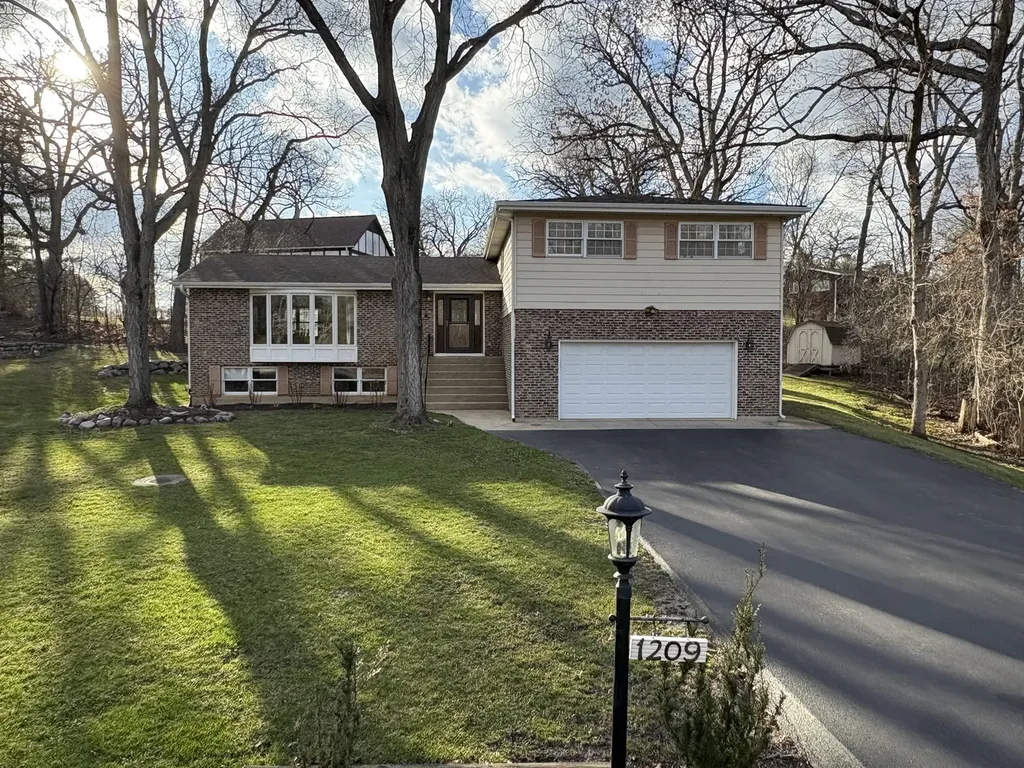 1209 Appaloosa Trail Mchenry IL 60051