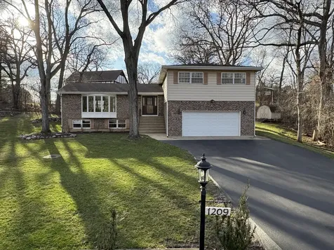 1209 Appaloosa Trail Mchenry IL 60051