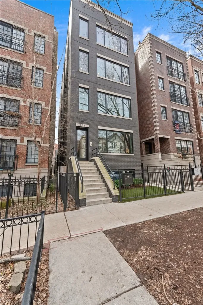 825 West Buckingham Place Chicago IL 60657