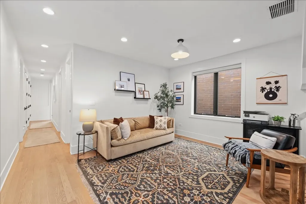 825 West Buckingham Place Chicago IL 60657