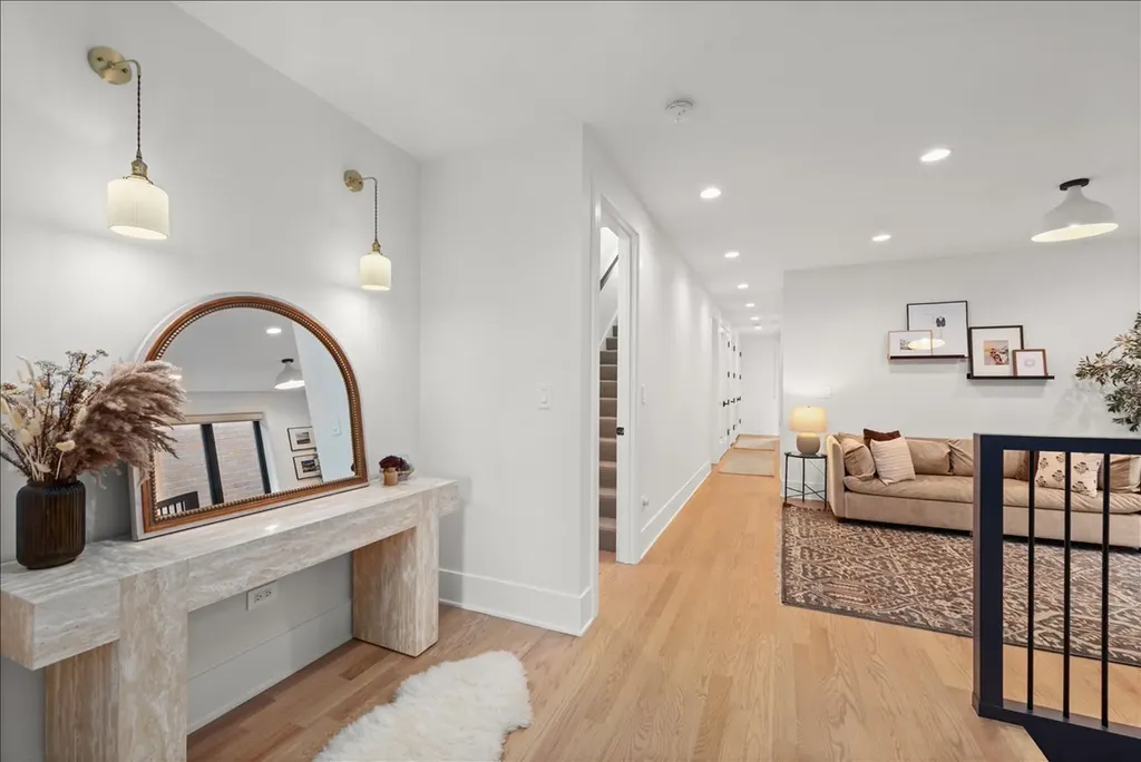 825 West Buckingham Place Chicago IL 60657