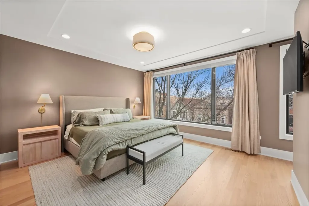 825 West Buckingham Place Chicago IL 60657