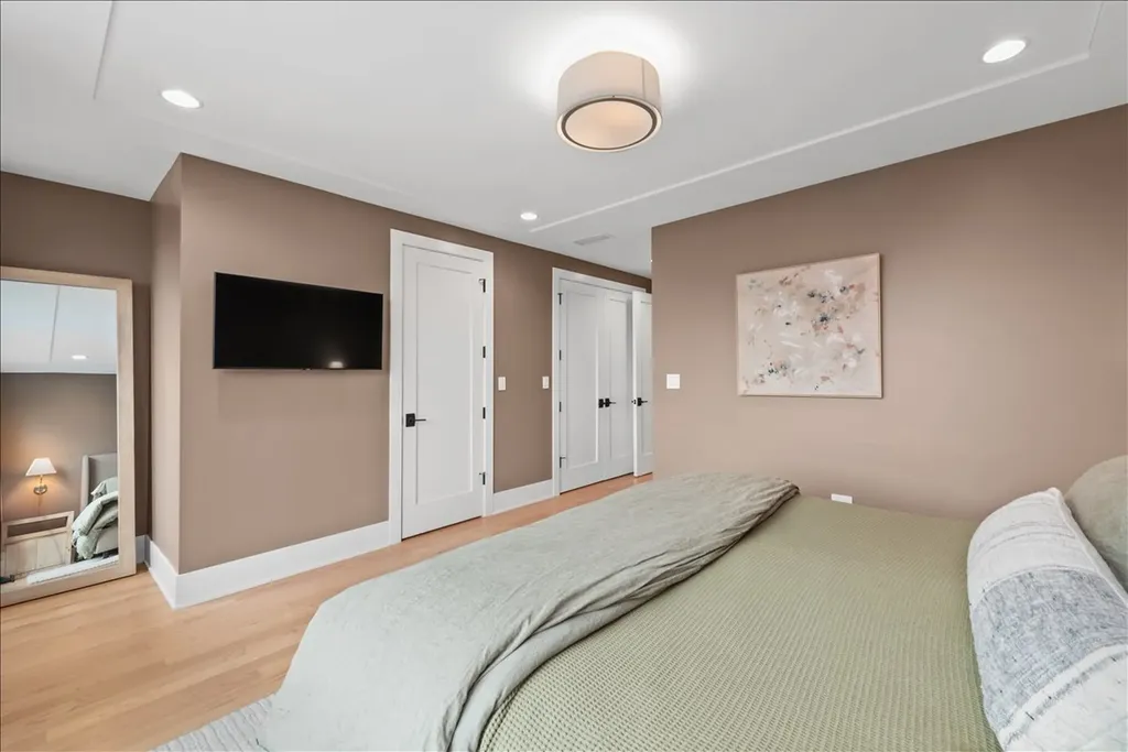 825 West Buckingham Place Chicago IL 60657