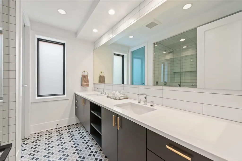 825 West Buckingham Place Chicago IL 60657