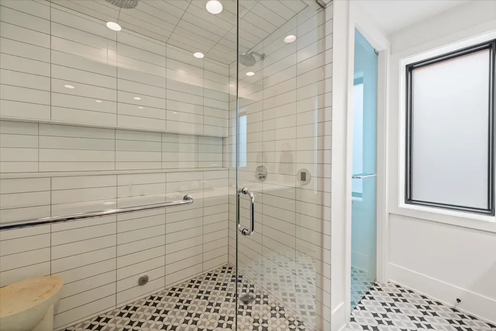 825 West Buckingham Place Chicago IL 60657