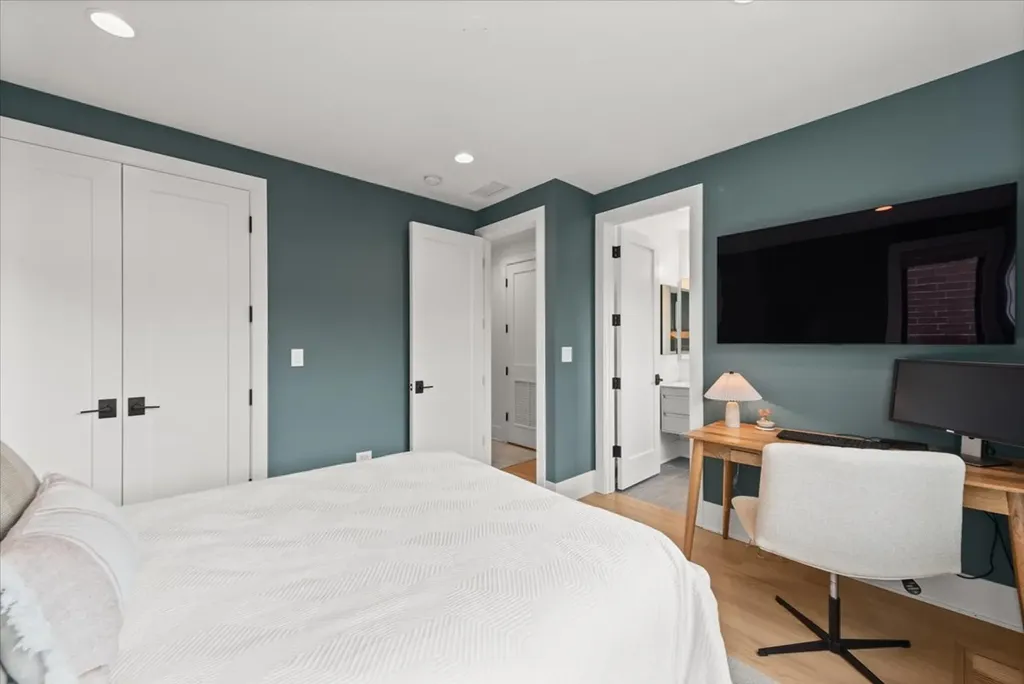 825 West Buckingham Place Chicago IL 60657