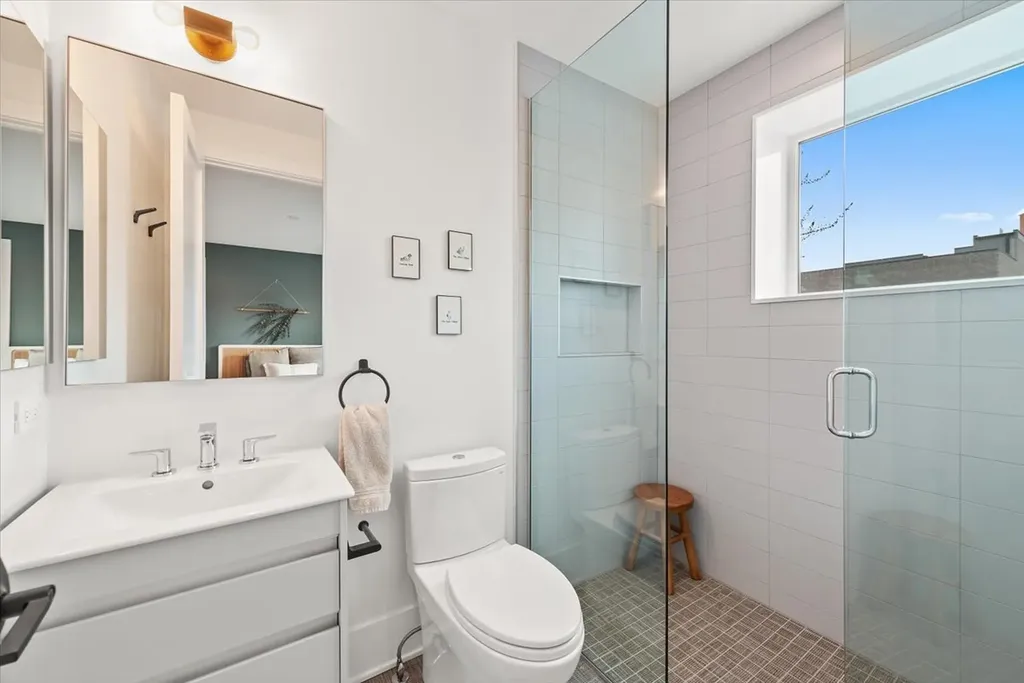 825 West Buckingham Place Chicago IL 60657