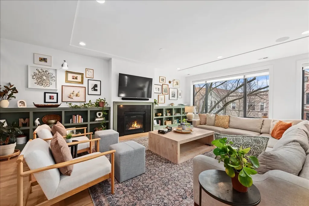 825 West Buckingham Place Chicago IL 60657
