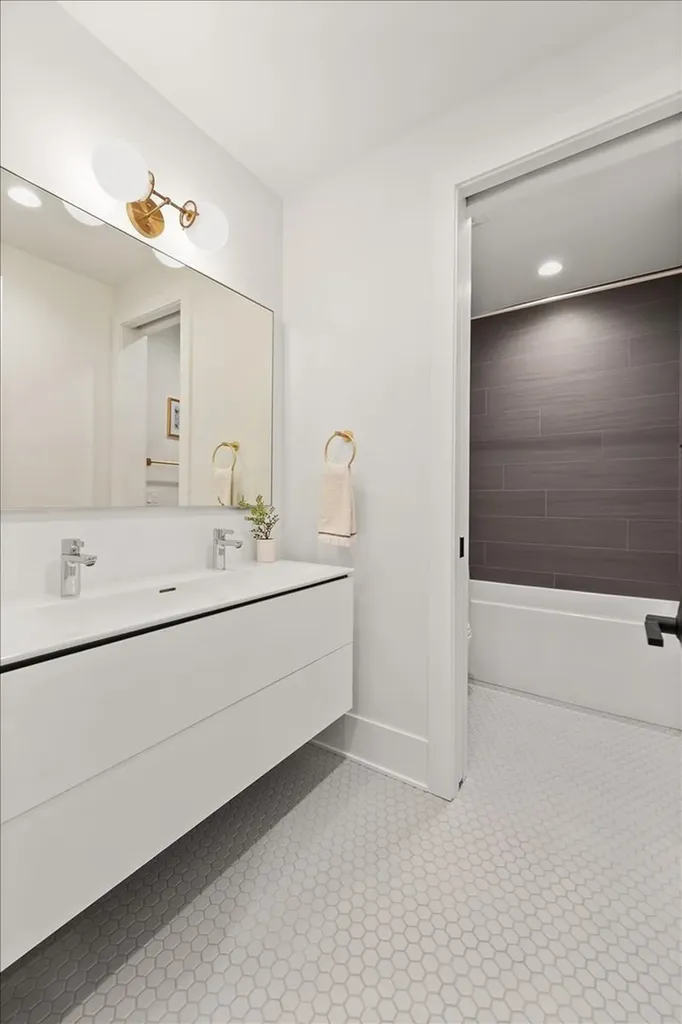 825 West Buckingham Place Chicago IL 60657