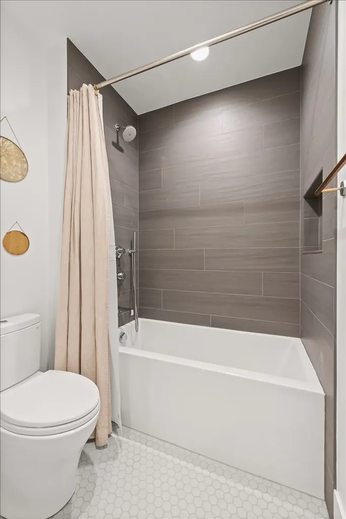 825 West Buckingham Place Chicago IL 60657