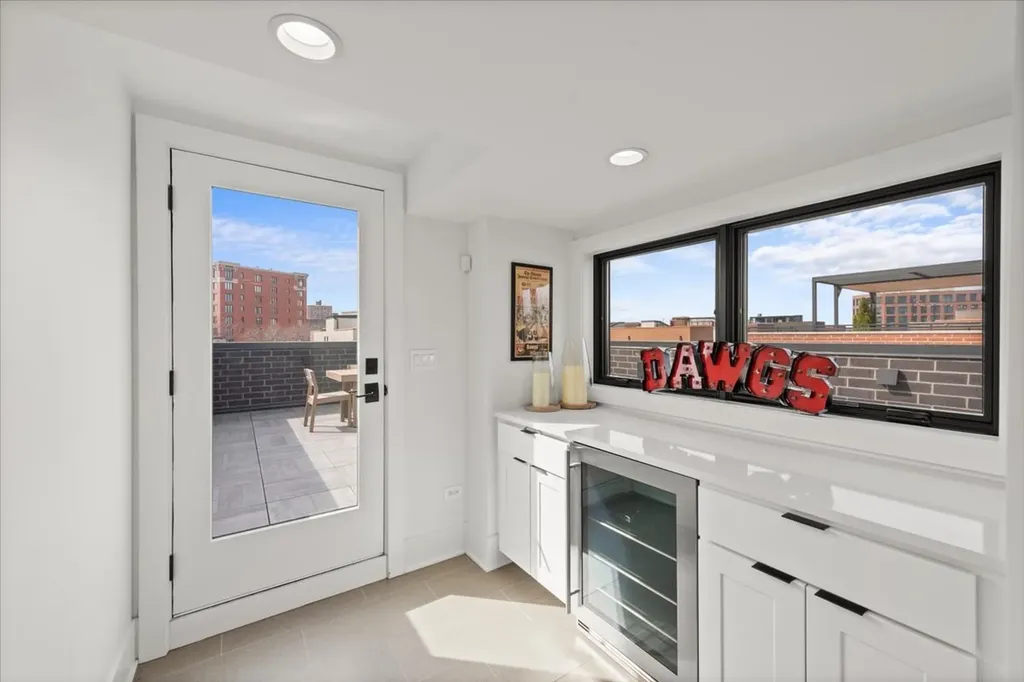 825 West Buckingham Place Chicago IL 60657
