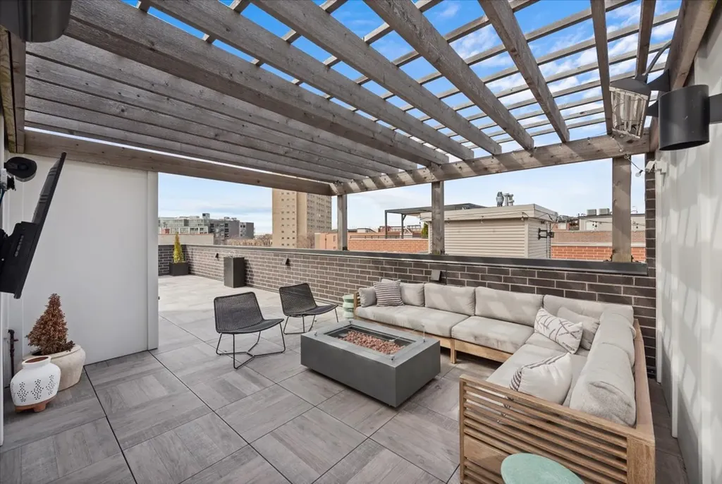825 West Buckingham Place Chicago IL 60657