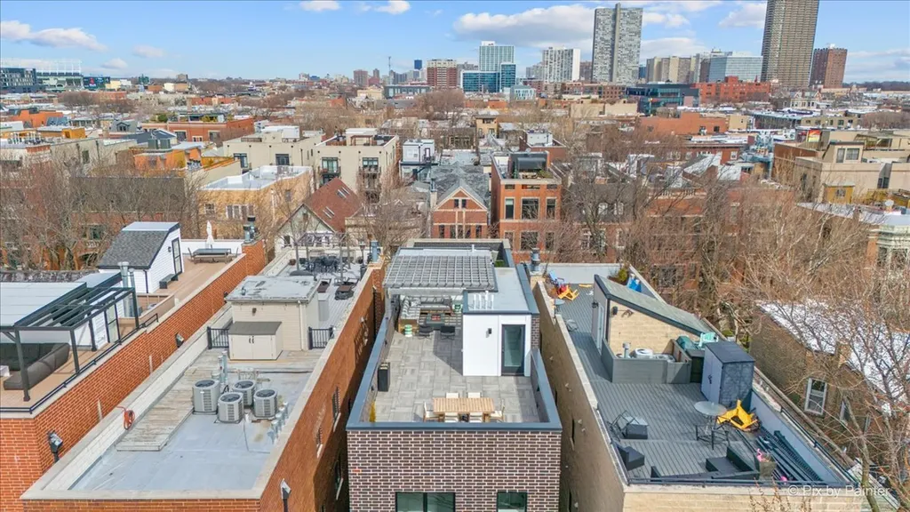 825 West Buckingham Place Chicago IL 60657