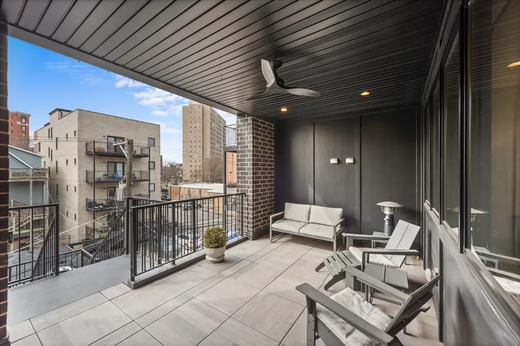 825 West Buckingham Place Chicago IL 60657