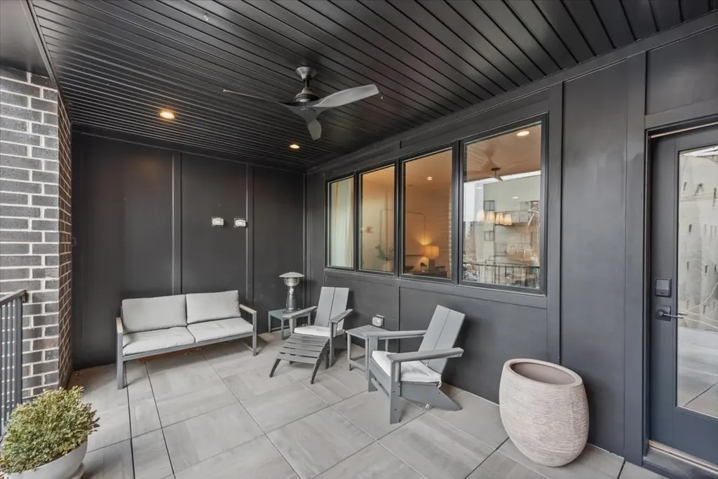 825 West Buckingham Place Chicago IL 60657