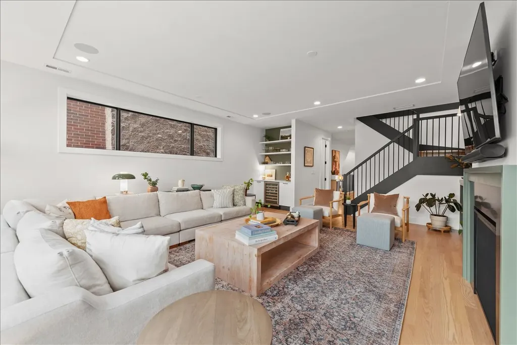 825 West Buckingham Place Chicago IL 60657