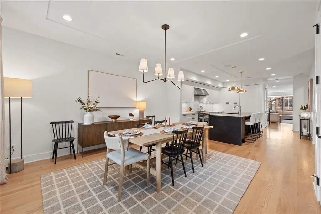 825 West Buckingham Place Chicago IL 60657