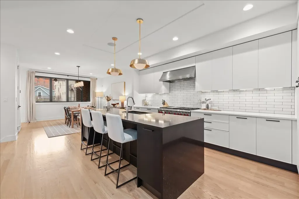 825 West Buckingham Place Chicago IL 60657