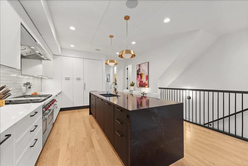 825 West Buckingham Place Chicago IL 60657