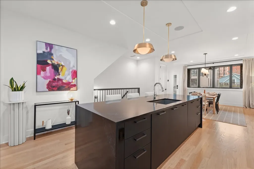 825 West Buckingham Place Chicago IL 60657