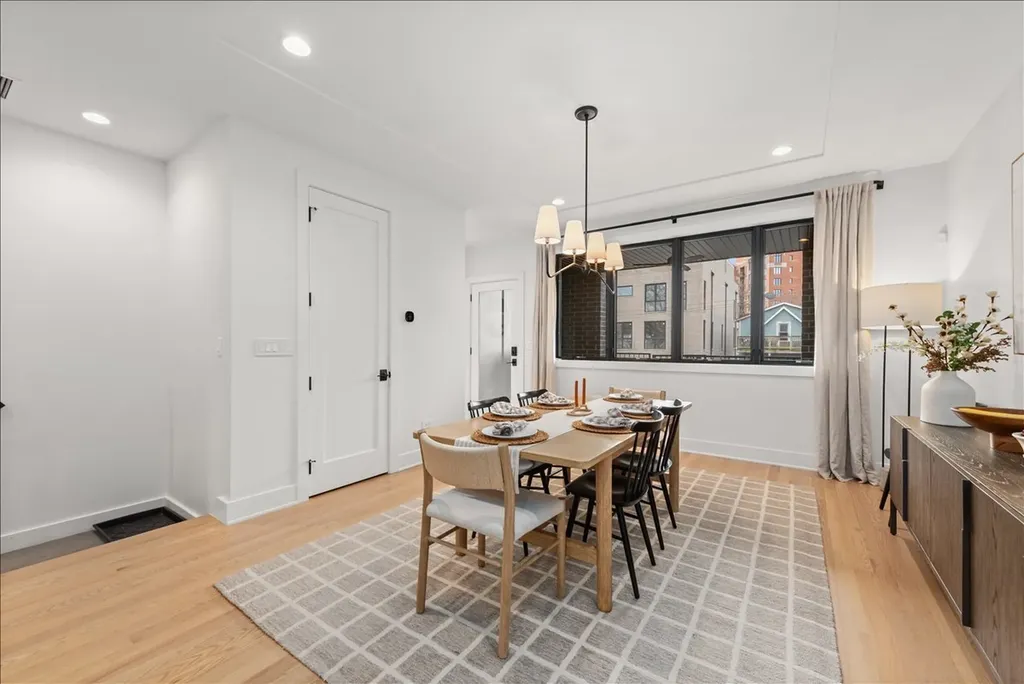 825 West Buckingham Place Chicago IL 60657