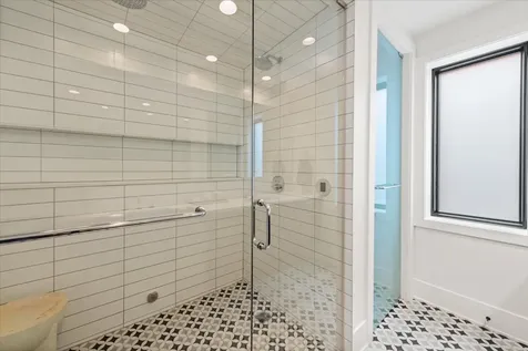 825 West Buckingham Place Chicago IL 60657