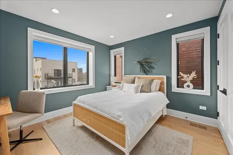 825 West Buckingham Place Chicago IL 60657