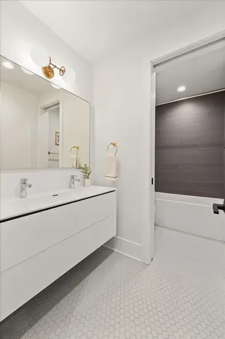 825 West Buckingham Place Chicago IL 60657