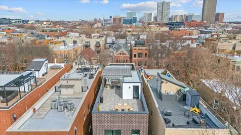 825 West Buckingham Place Chicago IL 60657