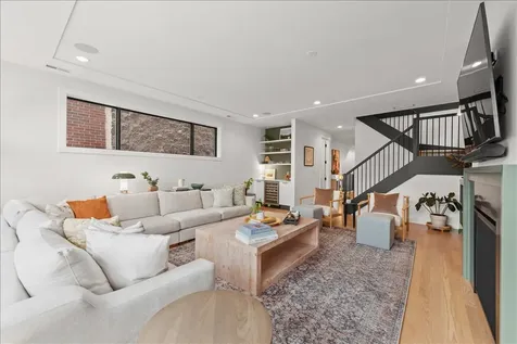 825 West Buckingham Place Chicago IL 60657