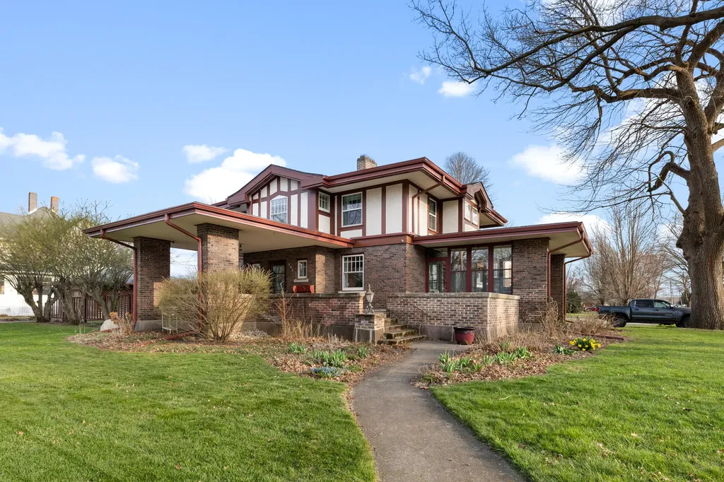 205 East Lincoln Avenue Watseka IL 60970