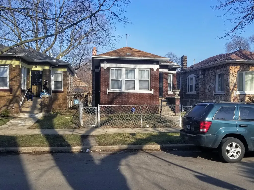 7935 South Kingston Avenue Chicago IL 60617