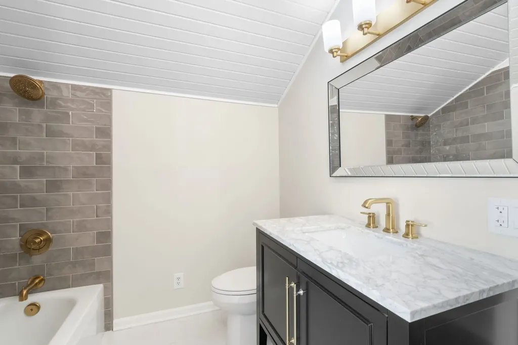 5747 North Melvina Avenue Chicago IL 60646