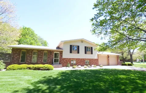 8 Hawthorne Drive Oswego IL 60543