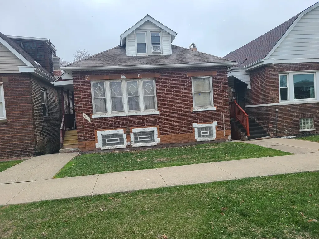 9230 South Saginaw Avenue Chicago IL 60617