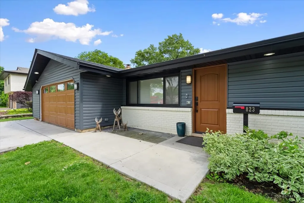 823 Georgean Lane Schaumburg IL 60193