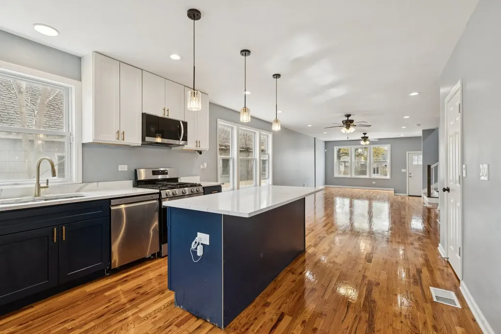 9935 South Winston Avenue Chicago IL 60643