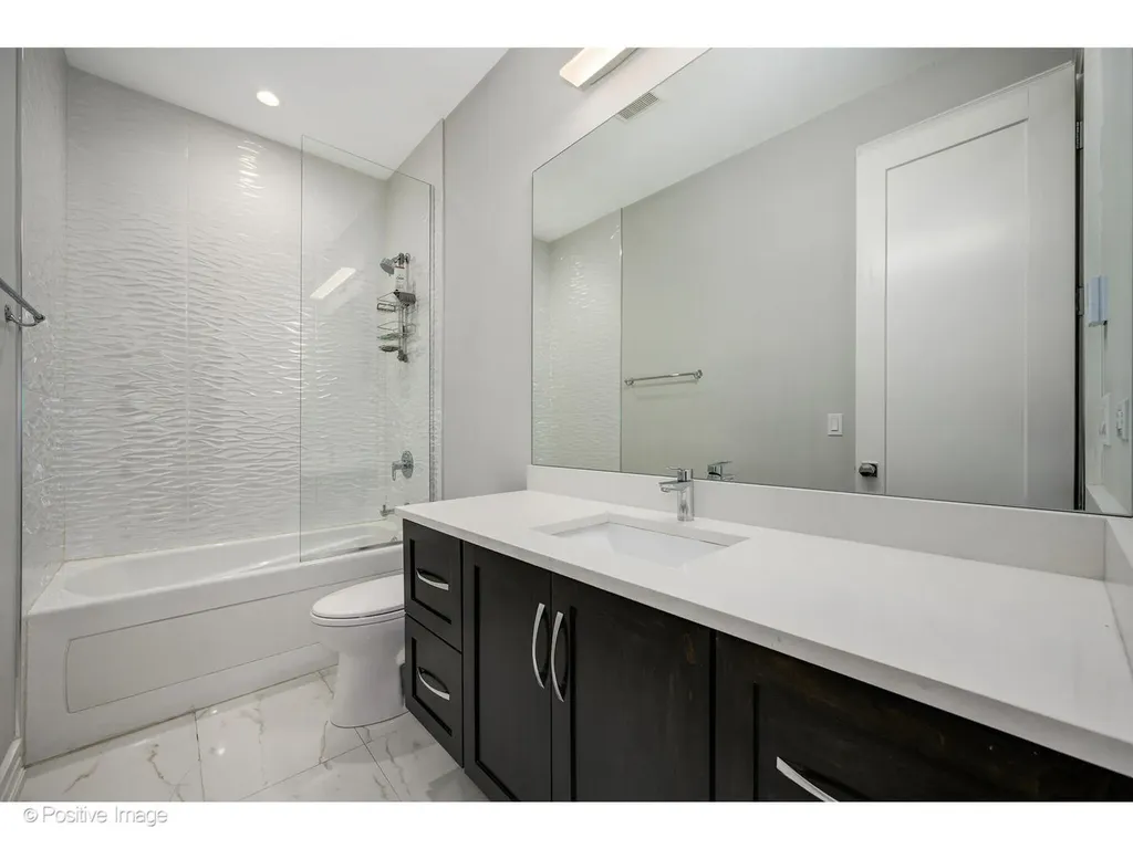 2042 North Burling Street Chicago IL 60614