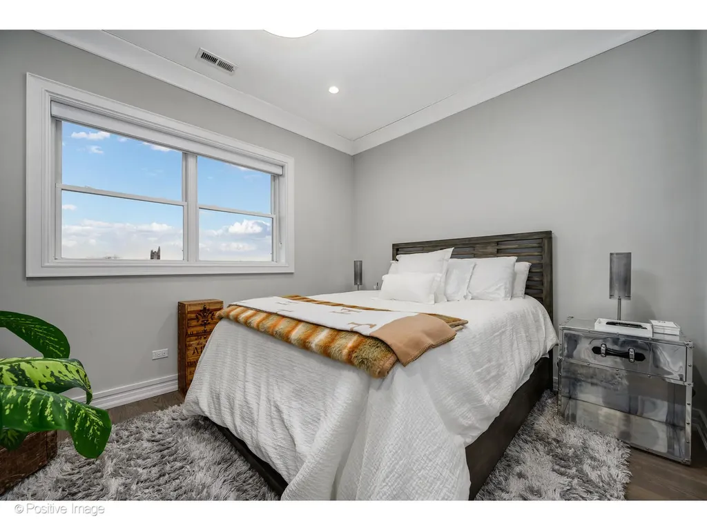 2042 North Burling Street Chicago IL 60614