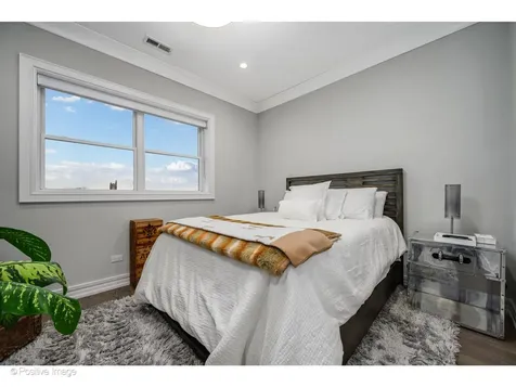 2042 North Burling Street Chicago IL 60614