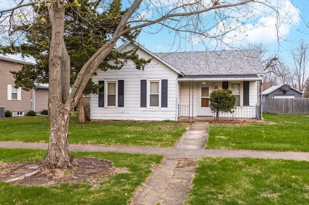 214 West Owsley Street Chenoa IL 61726