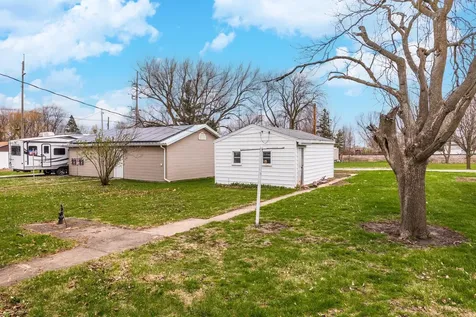 214 West Owsley Street Chenoa IL 61726