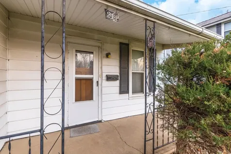 214 West Owsley Street Chenoa IL 61726